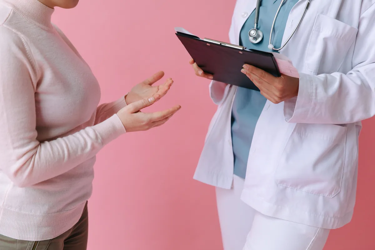 Paciente conversando con su médica en consulta